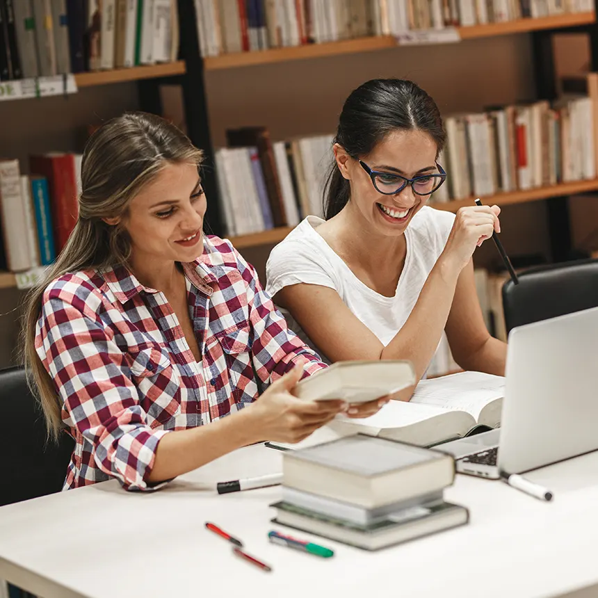 L’Istituto Silvio Pellico propone un’offerta completa di materie scolastiche con un percorso formativo e un metodo didattico personalizzato e su misura per ogni studente.