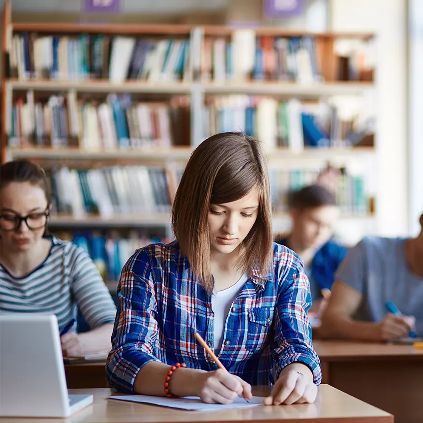 L’Istituto Silvio Pellico propone un’offerta completa di materie scolastiche con un percorso formativo e un metodo didattico personalizzato e su misura per ogni studente.
