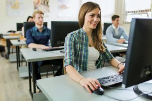Conseguire la certificazione ECDL consente di attestare le proprie conoscenze di formazione informatica in ambito tecnologico e digitale.